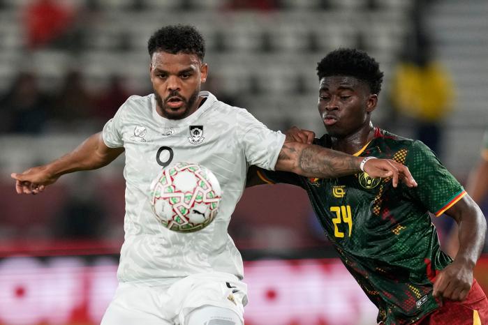 남아공의 라일 포스터(왼쪽)가 5일(한국시간) 모로코에서 열린 2025 아프리카 네이션스컵 16강전에서 카메룬의 카를로스 발레바와 공을 다투고 있다. AP·연합뉴스