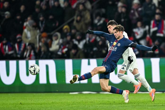 프랑스 프로축구 파리 생제르맹의 파비앙 루이스(앞쪽)가 5일(한국시간) 프랑스 파리의 파르크 데 프랭스에서 열린 리그1 파리FC와 홈 경기에서 킥을 하고 있다. AFP·연합뉴스