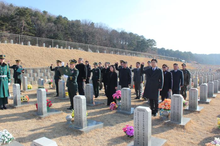 육군인사사령부 6·25무공훈장찾아주기조사단이 5일 국립대전현충원을 찾아 참배하고 있다. 부대 제공