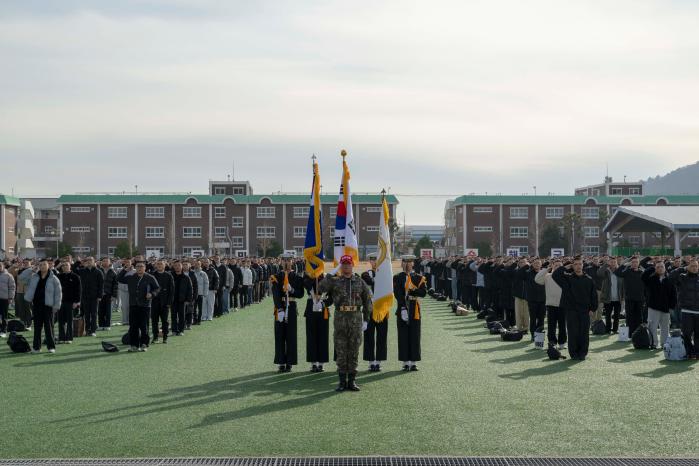 5일 해군교육사령부에서 열린 해군병 721기 입영식에서 입영 장정들이 경례하고 있다. 부대 제공