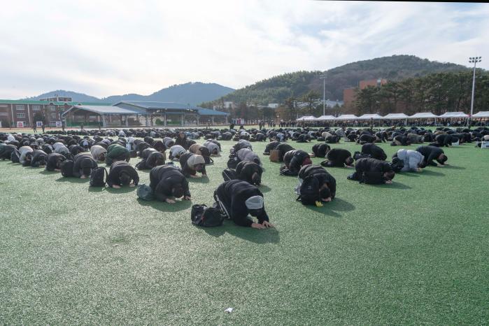 입영 장정들이 가족을 향해 큰절하고 있다. 부대 제공