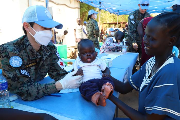 MSR 작전 예정 지역 인근 마을인 안이디마을 주민의 생후 100일 된 자녀에 대한 건강 관리 상담을 해주는 한빛부대 군의관.
