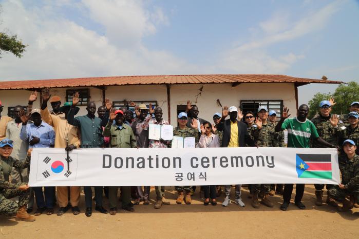 한빛부대 20진 장병들이 안이디마을에 생필품과 의약품을 전달하는 공여식을 개최하고 주민들과 기념<br>사진을 찍고 있다.