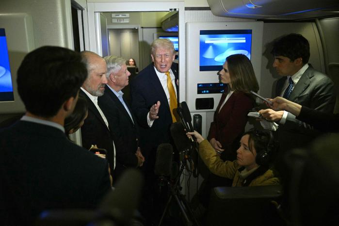 도널드 트럼프 미국 대통령이 4일(현지시간) 플로리다주 팜비치에 있는 마러라고 관저에서 휴가를 보낸 후 워싱턴DC로 돌아오는 에어포스원에서 기자들의 질문에 답하고 있다. AFP·연합뉴스