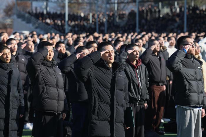 5일 육군훈련소에서 열린 새해 첫 현역병 입영행사에서 입영 장정들이 경례하고 있다.