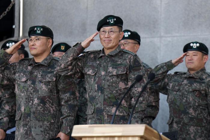 김규하(가운데) 육군참모총장이 입영 장병들의 경례를 받고 있다.