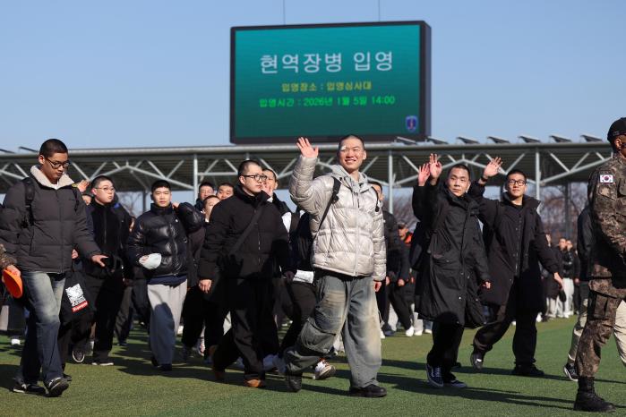 입영 장정들이 가족·친지에게 인사하고 있다.