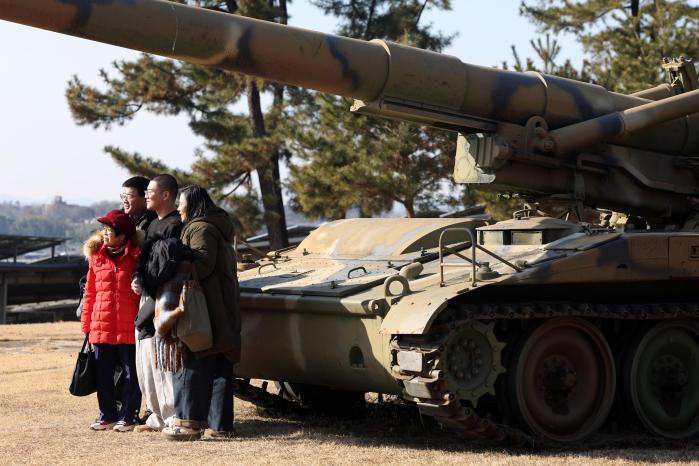 입영 장정이 가족들과 기념사진을 찍고 있다.