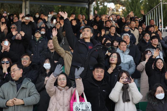 입영 장정에게 손을 흔드는 가족들.