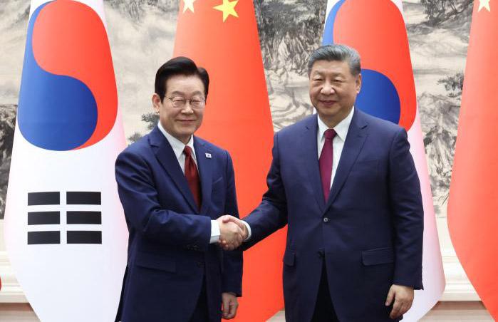 이재명 대통령과 시진핑 중국 국가주석이 5일 베이징 인민대회당에서 열린 한·중 MOU 체결식에서 악수하고 있다. 연합뉴스