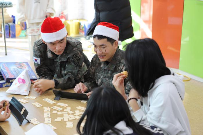 즐거운 보드게임 시간…봉사단 소속 장병들도 즐거웠어