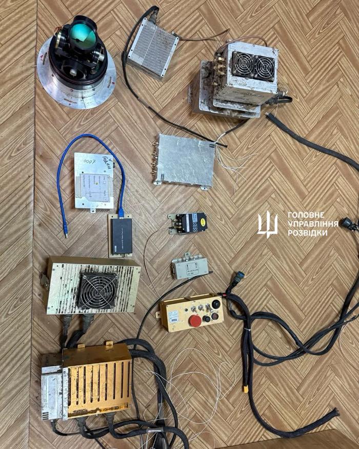 우크라이나군에 의해 격추된 러시아 샤헤드136 드론의 부품들. 출처=우크라이나 국방부 군사정보국 공식 홈페이지