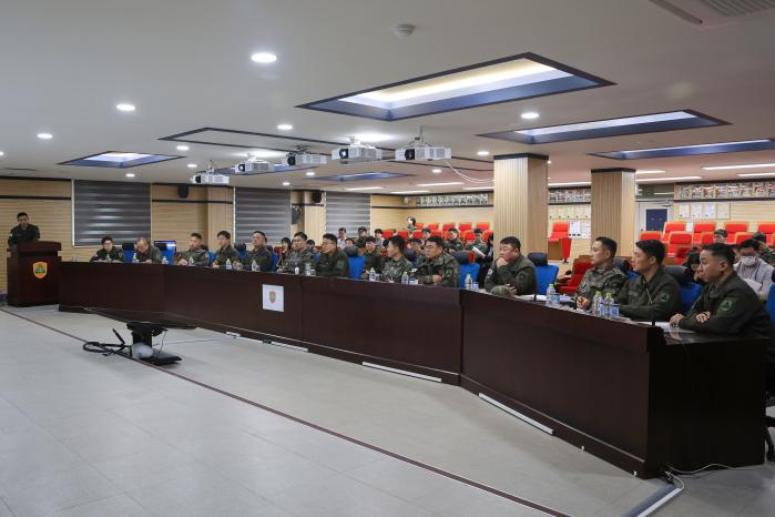 육군56보병사단이 6일 개최한 장병 급식 만족도 제고를 위한 대토론회에서 참석자들이 발표를 듣고 있다. 부대 제공