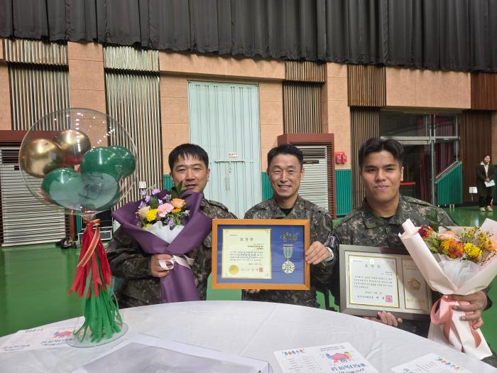 홍원호(가운데) 원사를 비롯한 다가행군 봉사단원들이 지난달 파주시와 파주시의회에서 받은 표창장을 들어 보이고 있다.