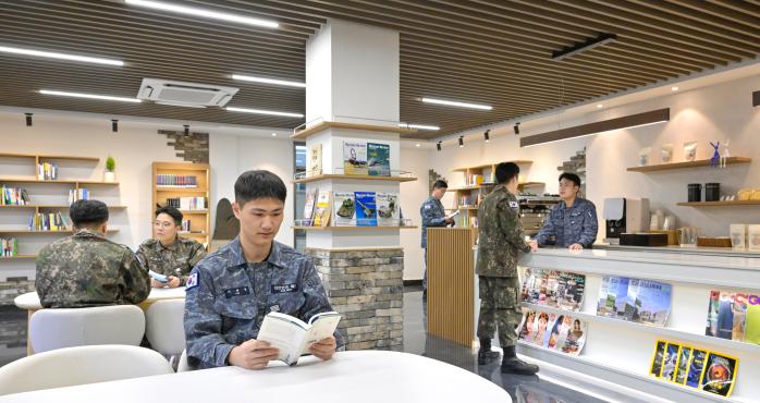 6일 해군진해기지사령부에 개장한 청춘책방 해군 4호점에서 장병들이 독서·토론하고 있다. 사진 제공=권혜연 중사(진)