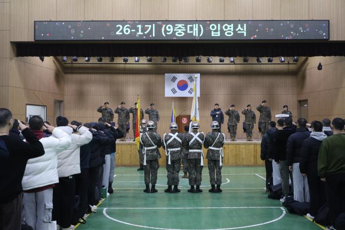 6일 육군5보병사단 신병교육대 상승관에서 열린 새해 첫 입영식에서 입영 장정들이 경례를 하고 있다. 사진 제공=오지수 대위