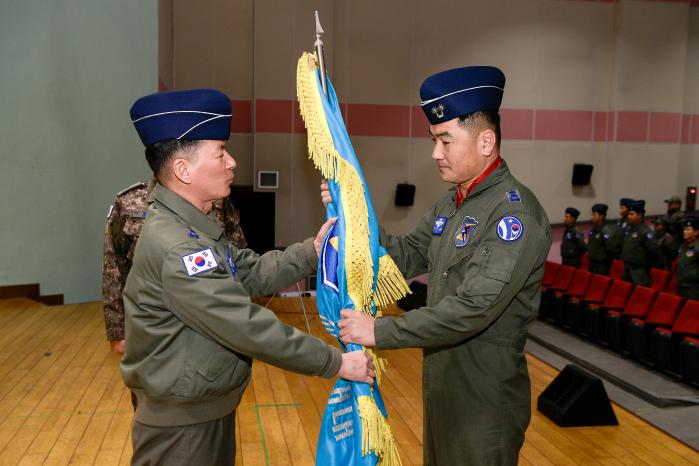 ÀÌÀçÀÎ(¿À¸¥ÂÊ) 201ÀüÅõºñÇà´ë´ëÀåÀÌ ±èÈÆ°æ 10ÀüÅõºñÇà´ÜÀå¿¡°Ô ´ë´ë±â¸¦ ¹Ý³³Çϰí ÀÖ´Ù. ºÎ´ë Á¦°ø