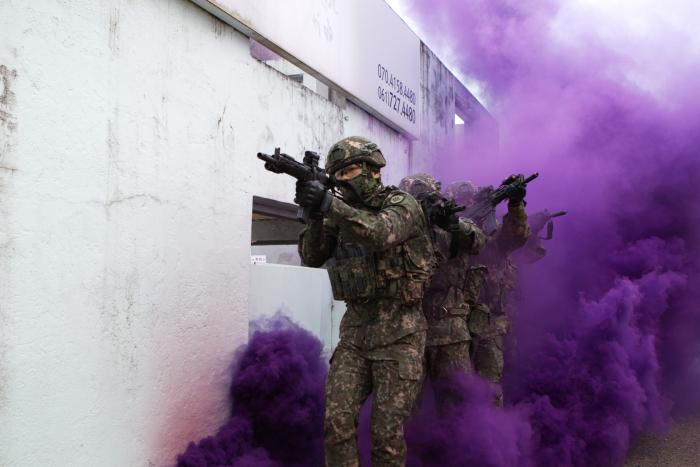 육군31보병사단 비호여단 기동중대 장병들이 전투훈련에 앞서 도시지역작전 시범식 교육을 하고 있다. 부대 제공