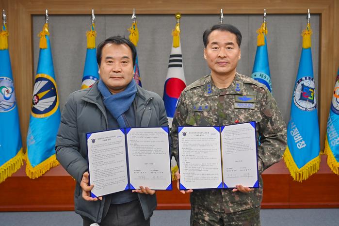 6일 공승배(오른쪽) 공군군수사령관과 장주수 모아소프트 대표이사가 신뢰성 기반 비용관리(RAM-C) 분석·검증 기법을 적용하기 위한 상호협력 합의서를 체결한 뒤 기념촬영을 하고 있다. 부대 제공