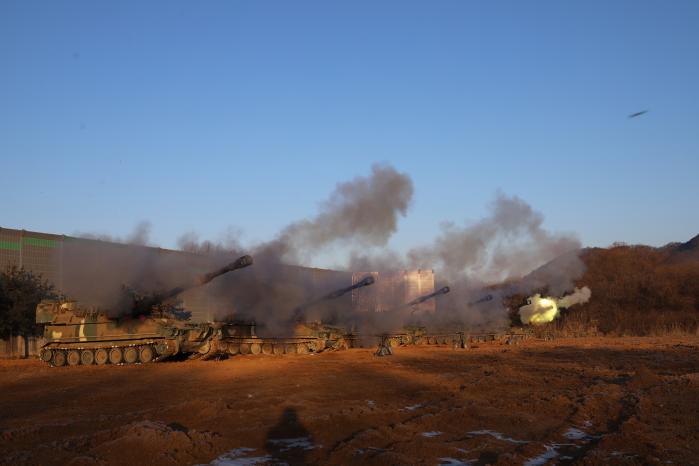 육군5보병사단 태극포병대대 K55A1 자주포들이 6일 열린 포탄사격 훈련에서 표적을 향해 포탄을 발사하고 있다. 사진 제공=신세희 대위(진)