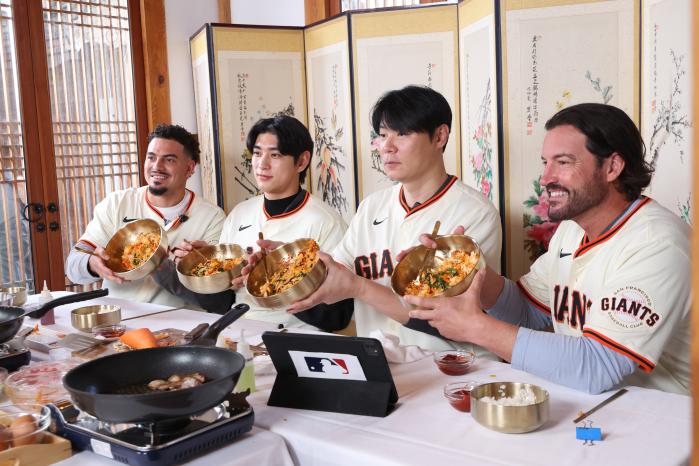한국을 찾은 MLB 샌프란시스코 자이언츠의 윌리 아다메스(맨 왼쪽)와 토니 비텔로(맨 오른쪽) 감독이 이정후(왼쪽 둘째), 최현석 셰프와 함께 6일 서울 종로구의 한 고택에서 열린 한국 전통 음식 만들기 체험 행사에서 직접 만든 비빔밥을 들어 보이고 있다. 연합뉴스