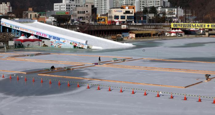 화천산천어축제 개막(10일)을 앞둔 6일 축제장인 화천읍 화천천이 꽁꽁 얼어붙어 있다. 축제장 현장에서 얼음낚시와 눈썰매장 조성이 한창이다. 연합뉴스