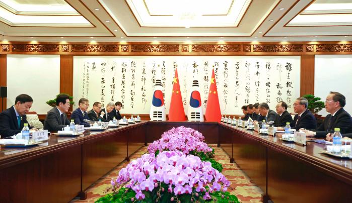 중국을 국빈방문 중인 이재명 대통령이 6일 베이징 댜오위타이에서 진행된 리창(오른쪽 둘째) 총리와의 면담에서 발언하고 있다. 연합뉴스