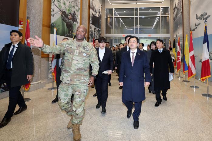 안규백 국방부 장관이 한미 연합방위태세 점검을 위해 제이비어 브런슨 사령관의 안내를 받으며 이동하고 있다.