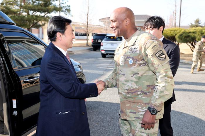 안규백(왼쪽) 장관이 브런슨 사령관과 악수하고 있다.