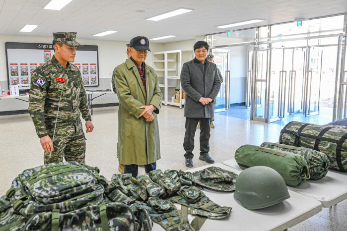 19대 해병대교육훈련단장을 지낸 손창선(가운데) 예비역 해병소장이 6일 부대 신병교육대대를 방문해 훈련병에게 지급되는 장구류를 살펴보고 있다. 부대 제공