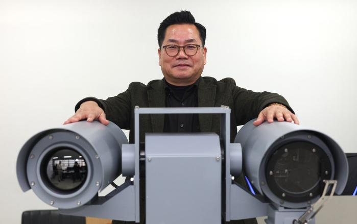인공지능(AI) 기반의 무인 감시시스템 개발로 감시정찰의 영역을 넓혀온 방산기업 ‘유투에스알(U2SR)’의 윤사빈 대표가 호크아이 시리즈 중 하나인 감시장비와 함께 포즈를 취하고 있다.