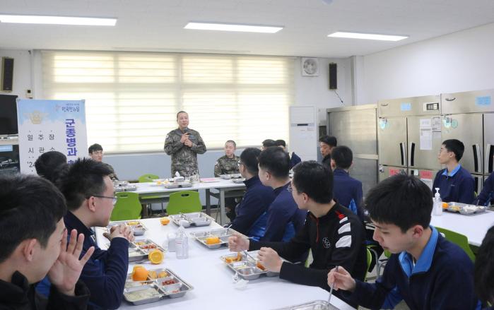 공군본부 군종실이 격오지 근무자들의 심리적 안정을 돕기 위한 방문 행사가 진행되고 있다. 공군 제공