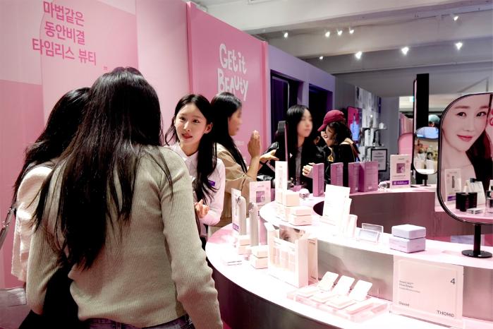 일찍부터 관리해야 노화를 늦출 수 있다는 공감대가 주를 이루며 청소년의 기능성 화장품 구매도 늘고 있다. 한 뷰티 브랜드 매장에서 제품을 살펴보고 있는 소비자들. 연합뉴스