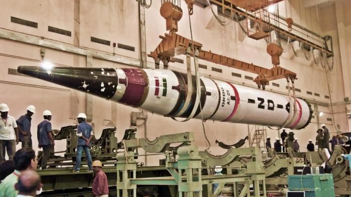 시험발사를 위해 재장전 준비 중인 아그니V 미사일. 사진=인도 국방연구개발기구(DRDO)