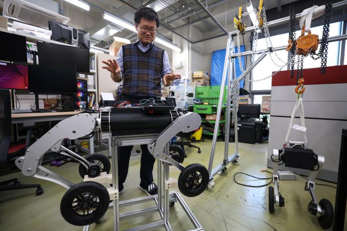 경북 포항시 포스텍 전산제어공학 연구실에서 한수희 교수가 사족보행로봇에 대해 설명하고 있다.