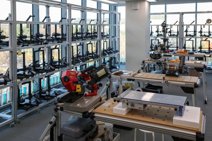 포스텍 체인지업 그라운드에서 진행된 로봇암(robot arm) 원격 교육 시연 모습.