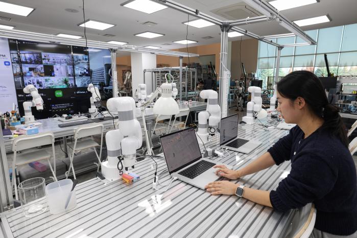 3D 프린터 등 다양한 장비가 구비된 모습.