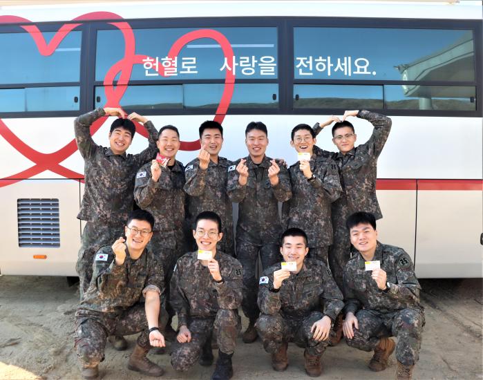 육군25보병사단 포병여단 장병들이 헌혈을 마친 뒤 헌혈버스 앞에서 포즈를 취하고 있다. 사진 제공=이승현 대위