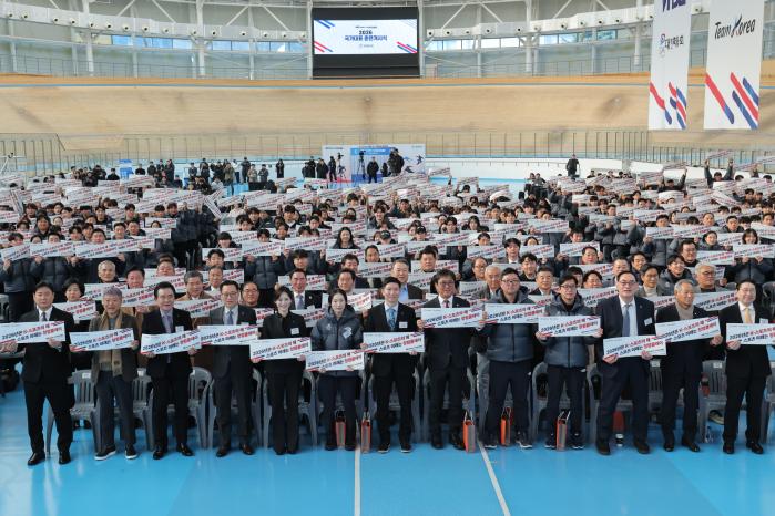 7일 충북 진천선수촌에서 열린 2026 국가대표 훈련 개시식에서 최휘영 문화체육관광부 장관과 유승민 대한체육회장, 국가대표 선수들이 기념 촬영하고 있다. 연합뉴스