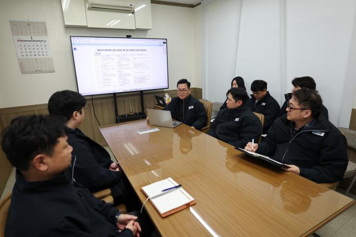 유투에스알 본사에서 윤사빈 대표가 회의를 진행하고 있다.