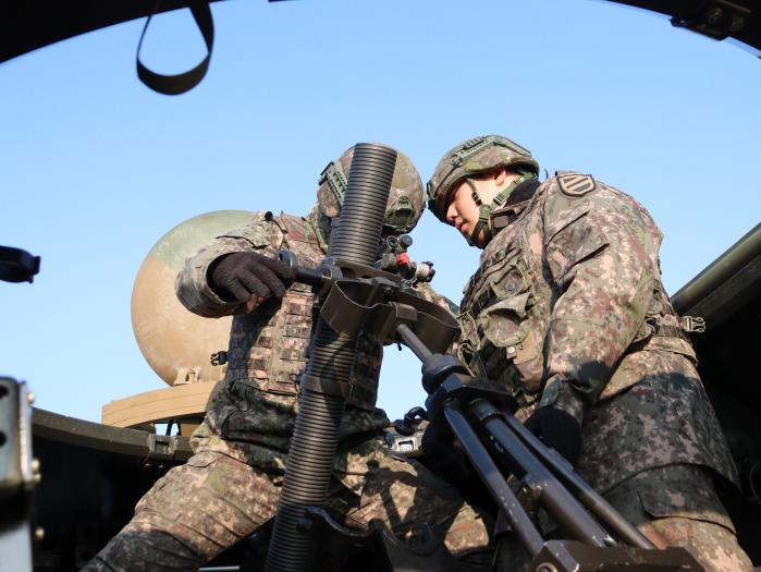육군11기동사단 투호대대 ‘고태문 소대 선발 경연대회’에서 최정예 박격포반 선발에 도전장을 낸 장병들이 긴급 방열 후 모의 사격을 하고 있다. 부대 제공