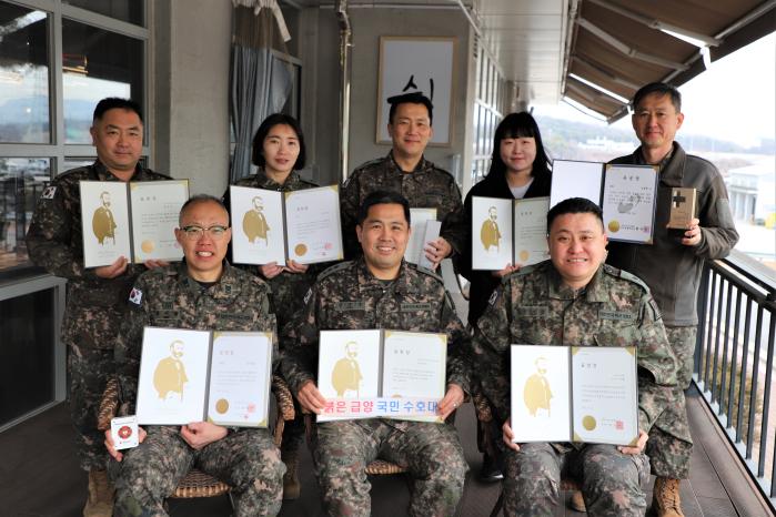 대한적십자사 서울중앙혈액원이 주관한 따로 또 같이 헌혈 행사에서 최우수팀 및 우수팀으로 선정된 육군1군수지원여단 붉은급양팀·국민수호대팀 장병들이 대한적십자사 표창을 들고 포즈를 취하고 있다. 부대 제공