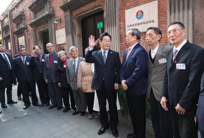 중국을 국빈방문 중인 이재명 대통령이 7일(현지시간) 상하이 대한민국임시정부 청사에서 열린 청사 건립 100주년 기념식을 마친 뒤 독립유공자 후손들과 대화하고 있다. 연합뉴스