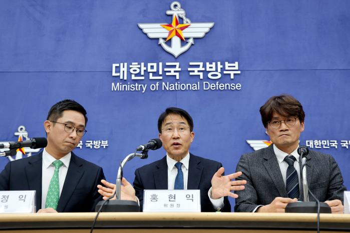 민·관·군 합동 특별자문위원회 방첩·보안 재설계 분과위원회 홍현익(가운데) 위원장과 위원들이 8일 서울 용산구 국방부에서 활동 결과를 발표하고 있다. 한재호 기자