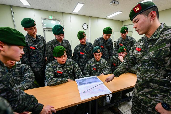 해병대2사단 전차대대 소대급 상황 조치 경연대회에 참가한 장병들이 작전회의를 하고 있다. 부대 제공
