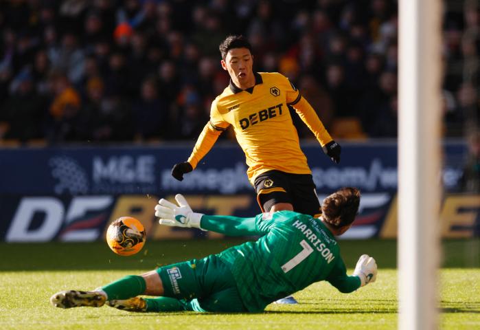 잉글랜드 프로축구 프리미어리그(EPL) 울버햄프턴의 황희찬이 10일(한국시간) 영국 울버햄프턴의 몰리뉴 스타디움에서 열린 리그2(4부) 슈루즈베리와의 2025-2026 FA컵 3라운드 홈경기에서 골키퍼를 제치며 패스를 연결해 예르겐 스트란드 라르센의 선제골을 이끌어 내고 있다. 황희찬은 시즌 3호 도움을 올리며 팀의 6-1 승리에 기여했다. 로이터·연합뉴스