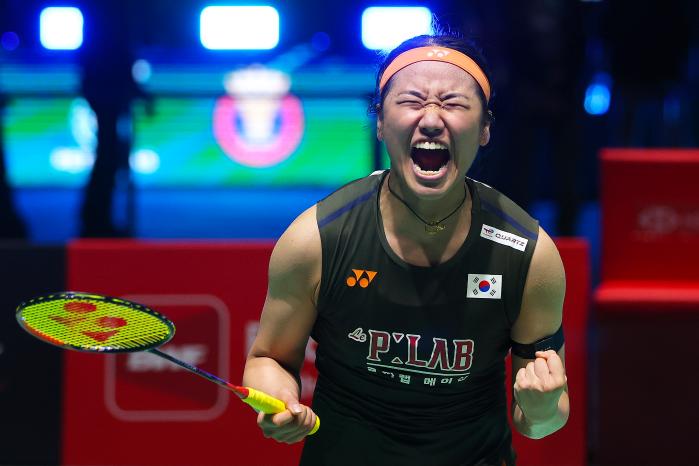 안세영이 11일 말레이시아 쿠알라룸푸르에서 열린 월드투어 슈퍼 1000 말레이시아오픈 결승에서 왕즈이를 꺾고 우승한 뒤 포효하고 있다. EPA·연합뉴스