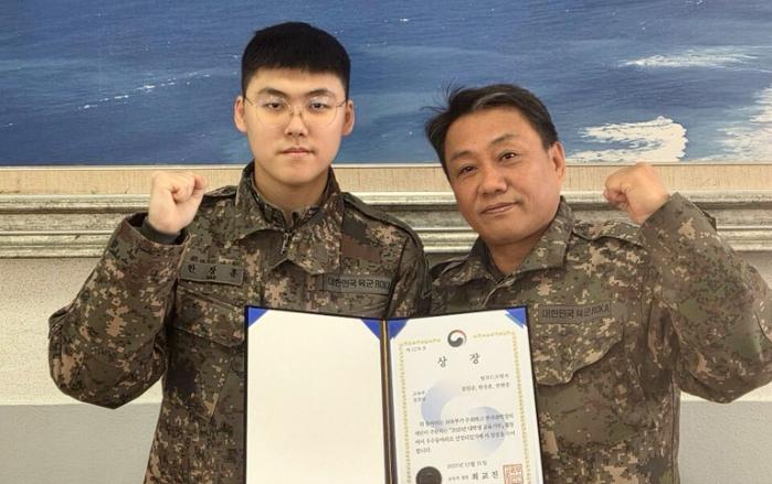 ‘팀 코드 브릿지(Team Code Bridge)’ 교육기부 동아리에서 활발히 활동 중인 육군53보병사단 부산여단 한창훈(왼쪽) 일병과 송민섭 예비군지휘관. 부대 제공