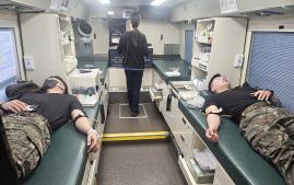 육군50보병사단 사랑의 헌혈 행사에 참여한 장병들이 헌혈하고 있다. 부대 제공