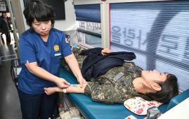 12일 공군11전투비행단 사랑의 헌혈 행사에 참여한 장병이 헌혈하고 있다. 부대 제공